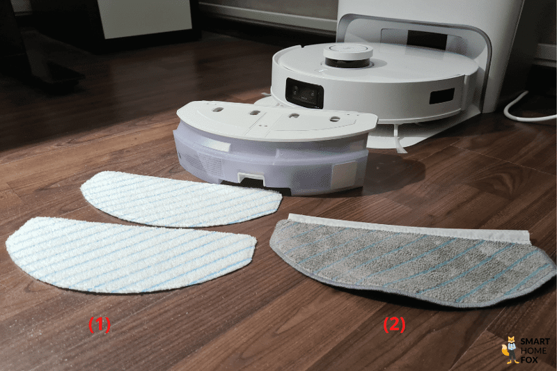 Zwei Einwegwischtücher und das Mehrwegwischtuch des Ecovacs Deebot T10 liegen nebeneinander